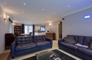 Smart TV, books - Modern,2 bedrooms, pacious near Heathrow and Windsor with secure gated parking (Horton)