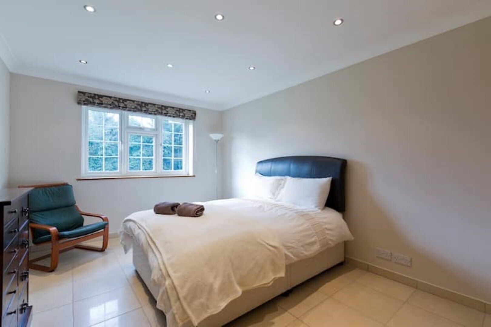 Modern,2 Bedrooms, Pacious Near Heathrow and Windsor With Secure Gated Parking