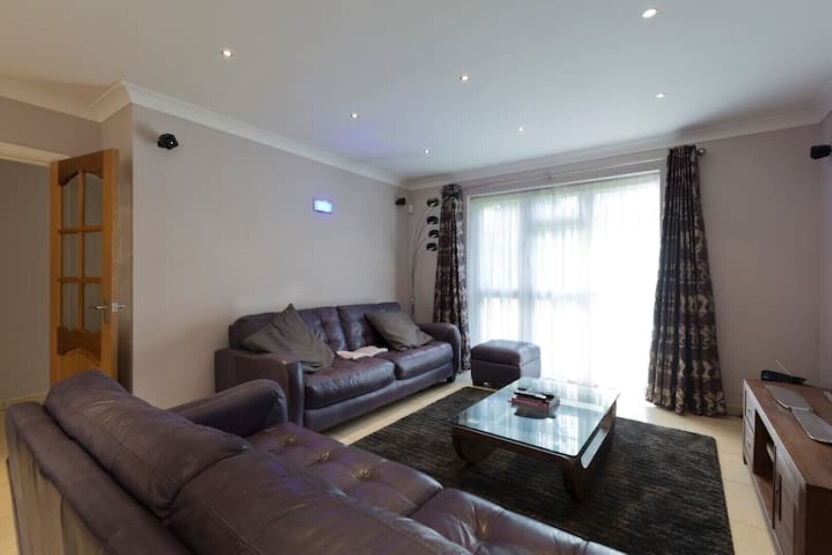 Modern,2 Bedrooms, Pacious Near Heathrow and Windsor With Secure Gated Parking