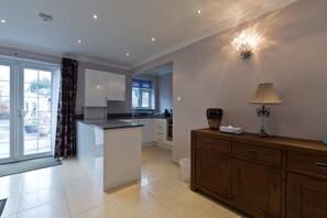 ثلاجة، ميكروويف، فرن، غسالة أطباق