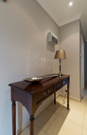 Interior - Modern,2 bedrooms, pacious near Heathrow and Windsor with secure gated parking (Horton)