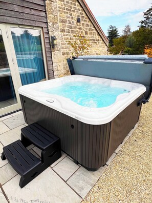 Terrace/patio - Luxury 2-Bed Cotswolds Barn with Private Hot Tub | Sleeps 4 (Gloucester)