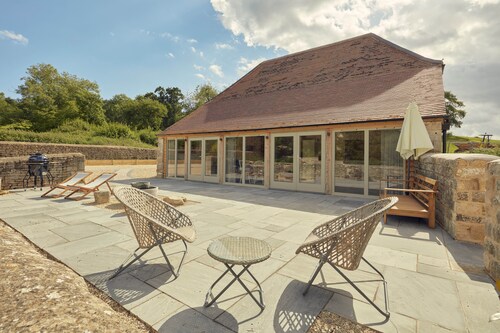 Luxury 2-Bed Cotswolds Barn with Private Hot Tub | Sleeps 4