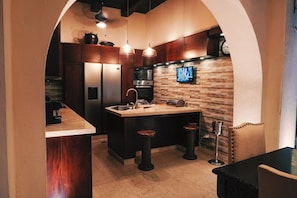 Maison, plusieurs chambres, fumeurs, piscine privée | Cuisine privée