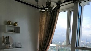 Luxury Penthouse, 3 Bedrooms, Kitchenette, Pool View - Stoning At Night (Quezon City)