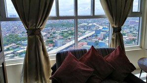 Luxury Penthouse, 3 Bedrooms, Kitchenette, Pool View | Living area - Stoning At Night (Quezon City)