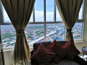 Luxury Penthouse, 3 Bedrooms, Kitchenette, Pool View | Living area