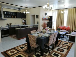 Luxury Penthouse, 3 Bedrooms, Kitchenette, Pool View | Living area