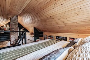 5 bedrooms, desk, iron/ironing board, travel cot - Unique Family & Friends Retreat*Game Room*Sauna*2 Hot Tubs*Near Lakes & Hiking (Bridgton)