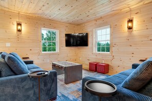 Smart-TV, Kamin, Tischfußball, Tischtennisplatte