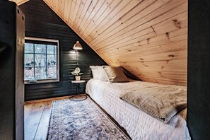 5 bedrooms, desk, iron/ironing board, travel cot - Unique Family & Friends Retreat*Game Room*Sauna*2 Hot Tubs*Near Lakes & Hiking (Bridgton)