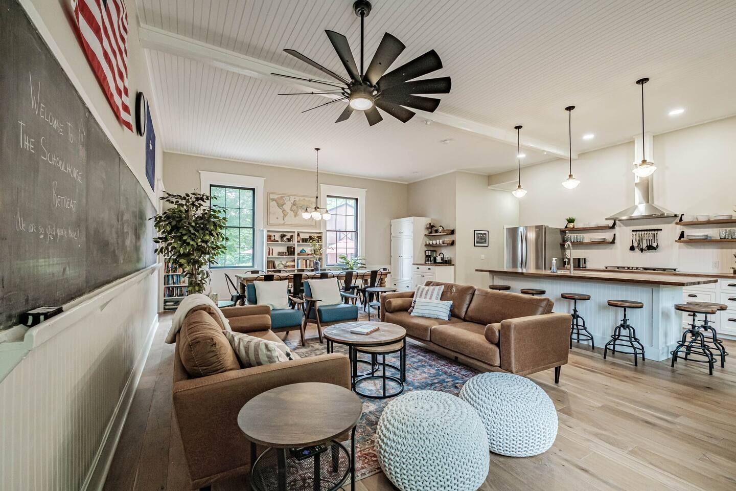 Stunning Schoolhouse & Library*2 Hot Tubs*Near Lakes*3 King Beds