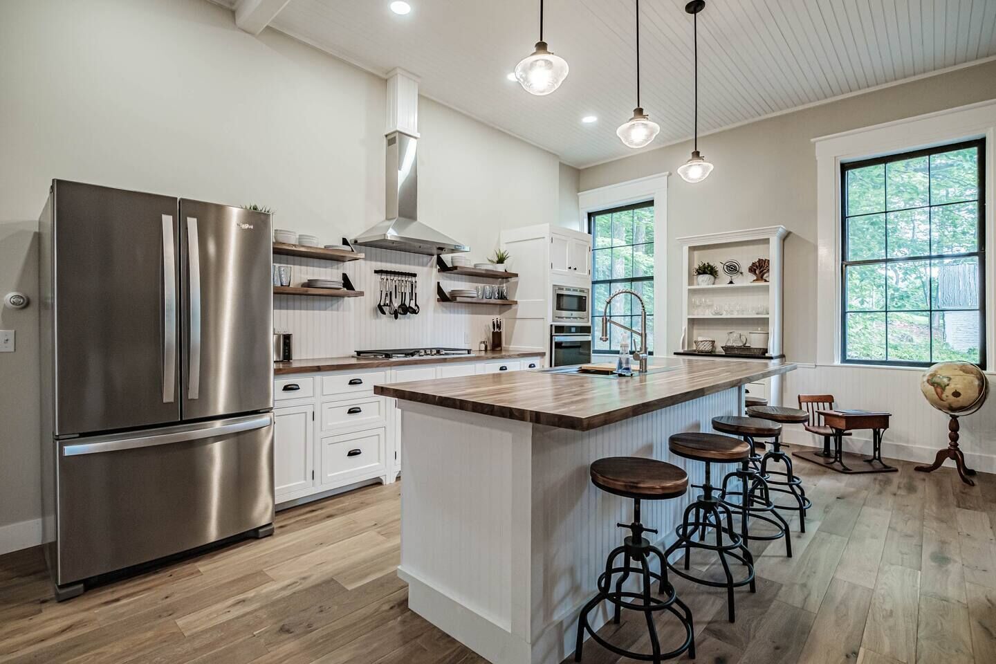 Stunning Schoolhouse & Library*2 Hot Tubs*Near Lakes*3 King Beds