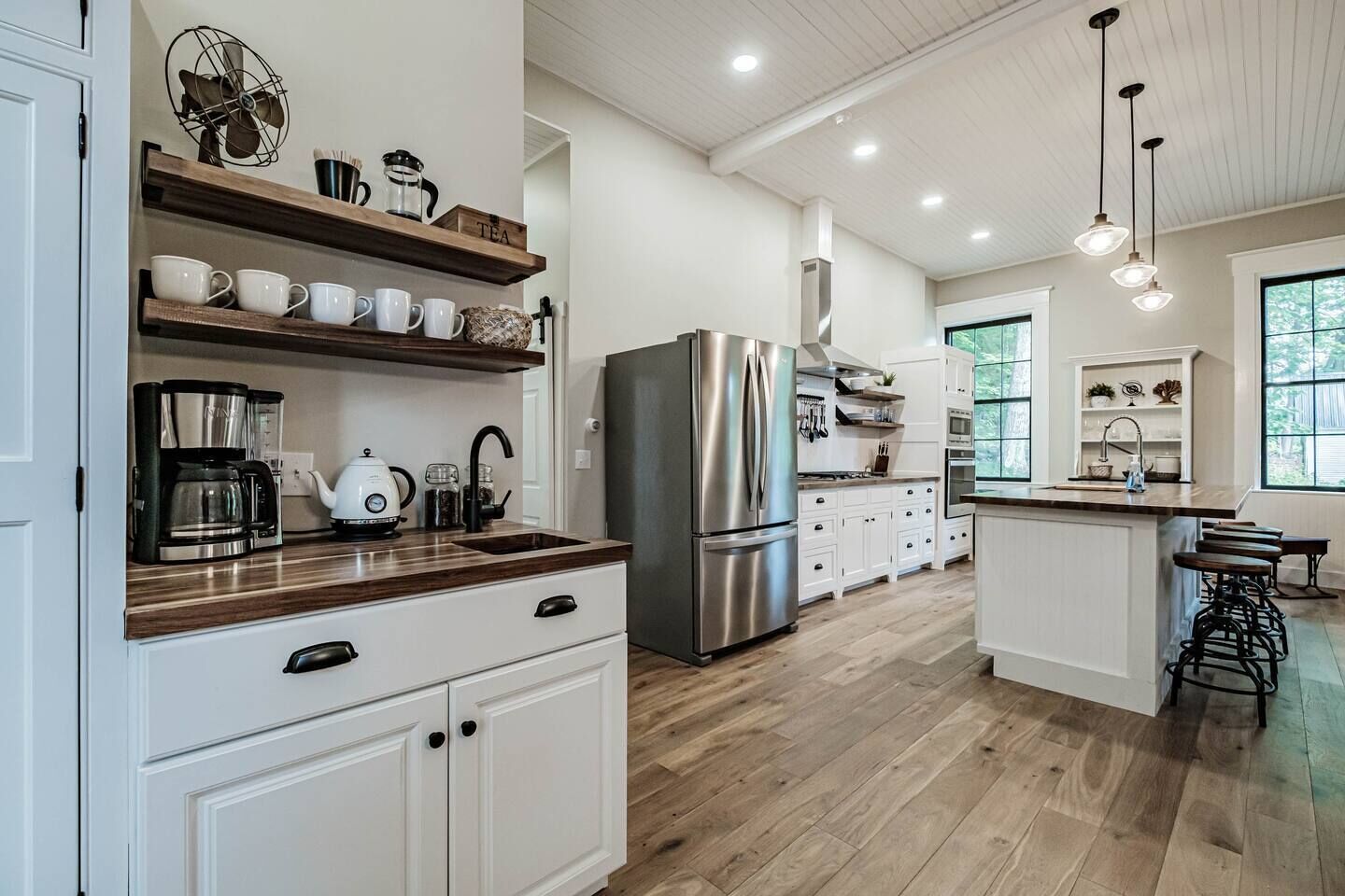 Stunning Schoolhouse & Library*2 Hot Tubs*Near Lakes*3 King Beds