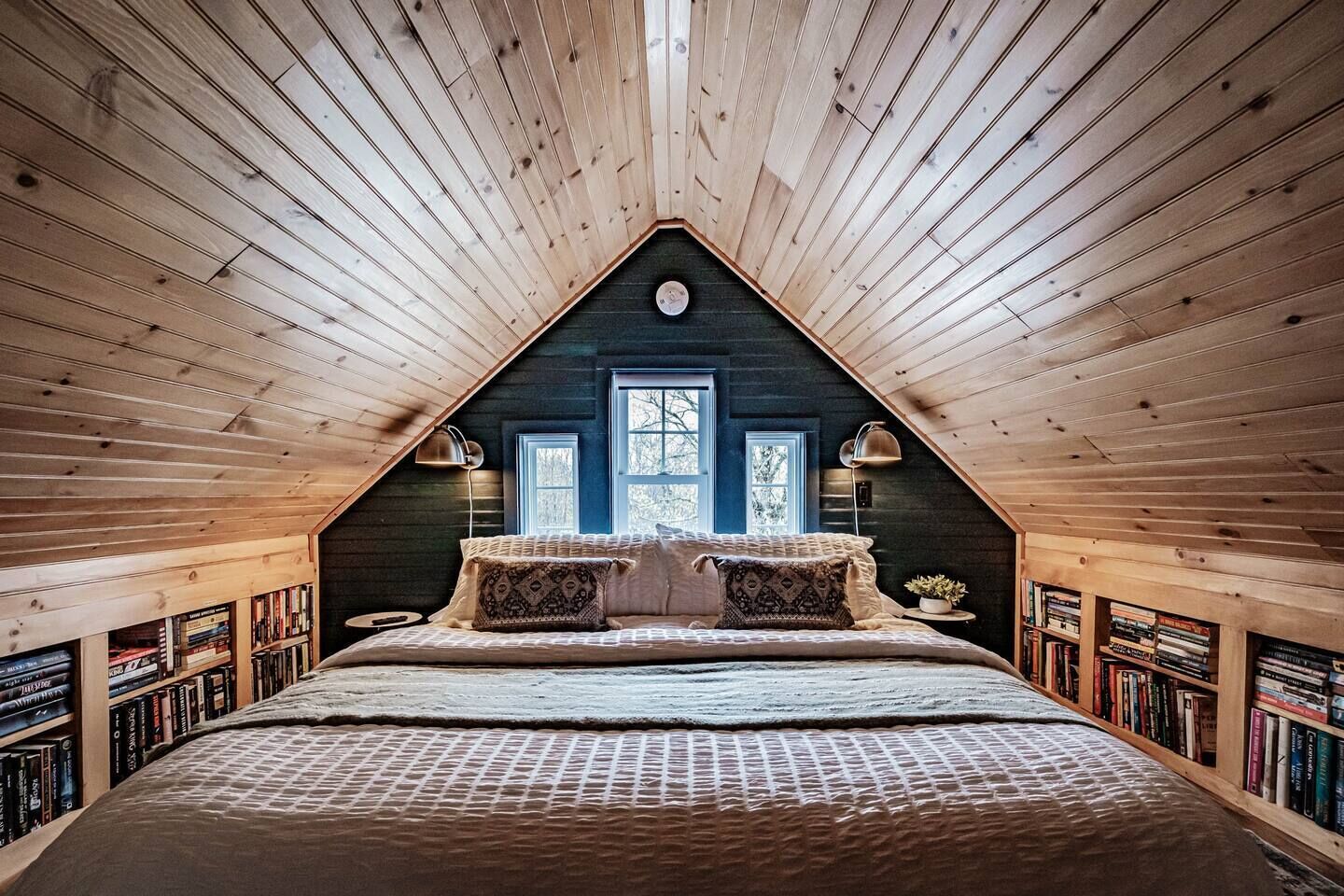 Tiny Home Library*Hot Tub*King Bed*Near Lakes