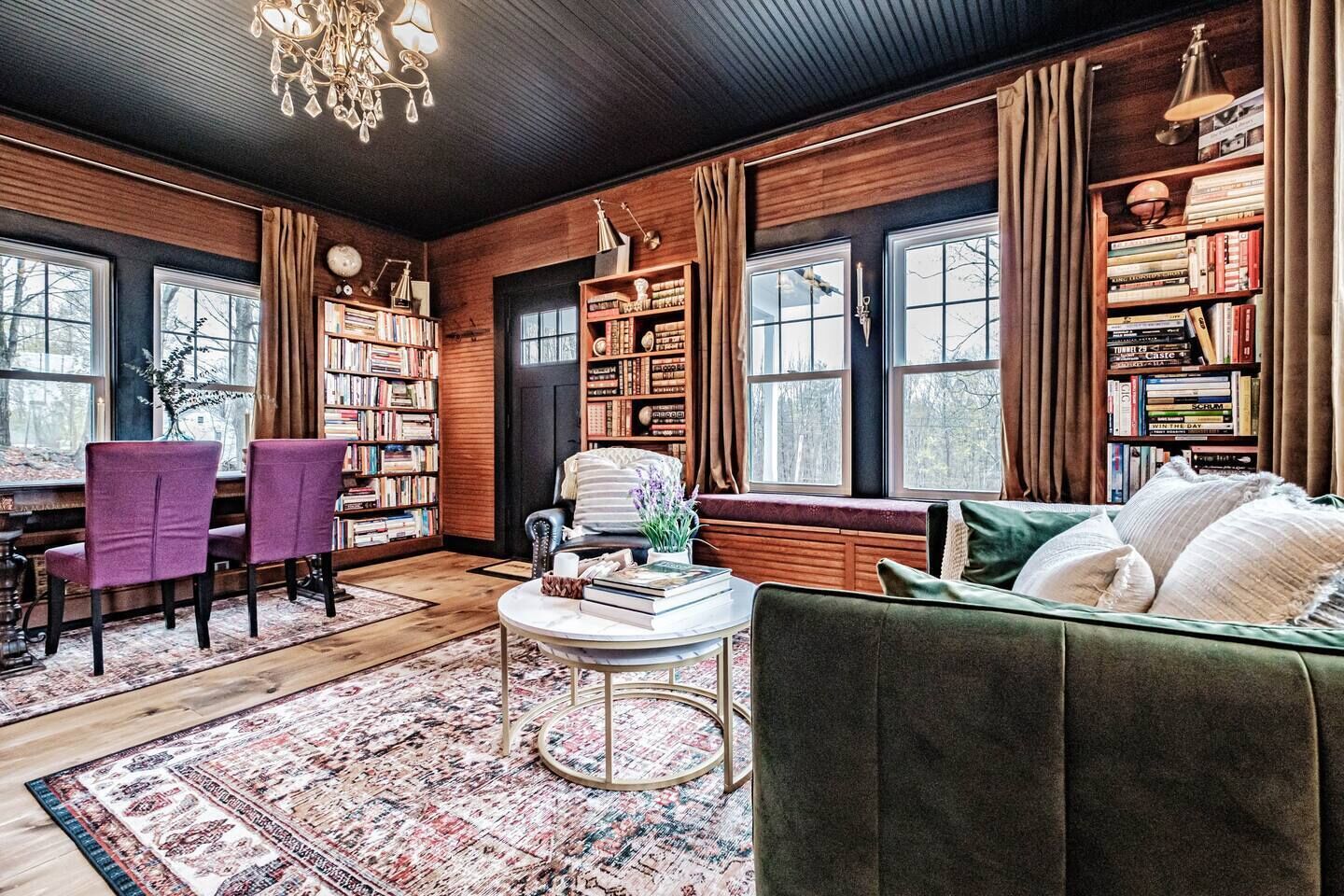 Tiny Home Library*Hot Tub*King Bed*Near Lakes