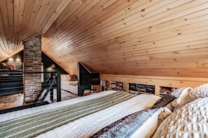 1 bedroom, desk, iron/ironing board, free WiFi - Cozy Library Tiny Home *Private Hot Tub* King Bed *Minutes to Lakes & Hiking (Bridgton)