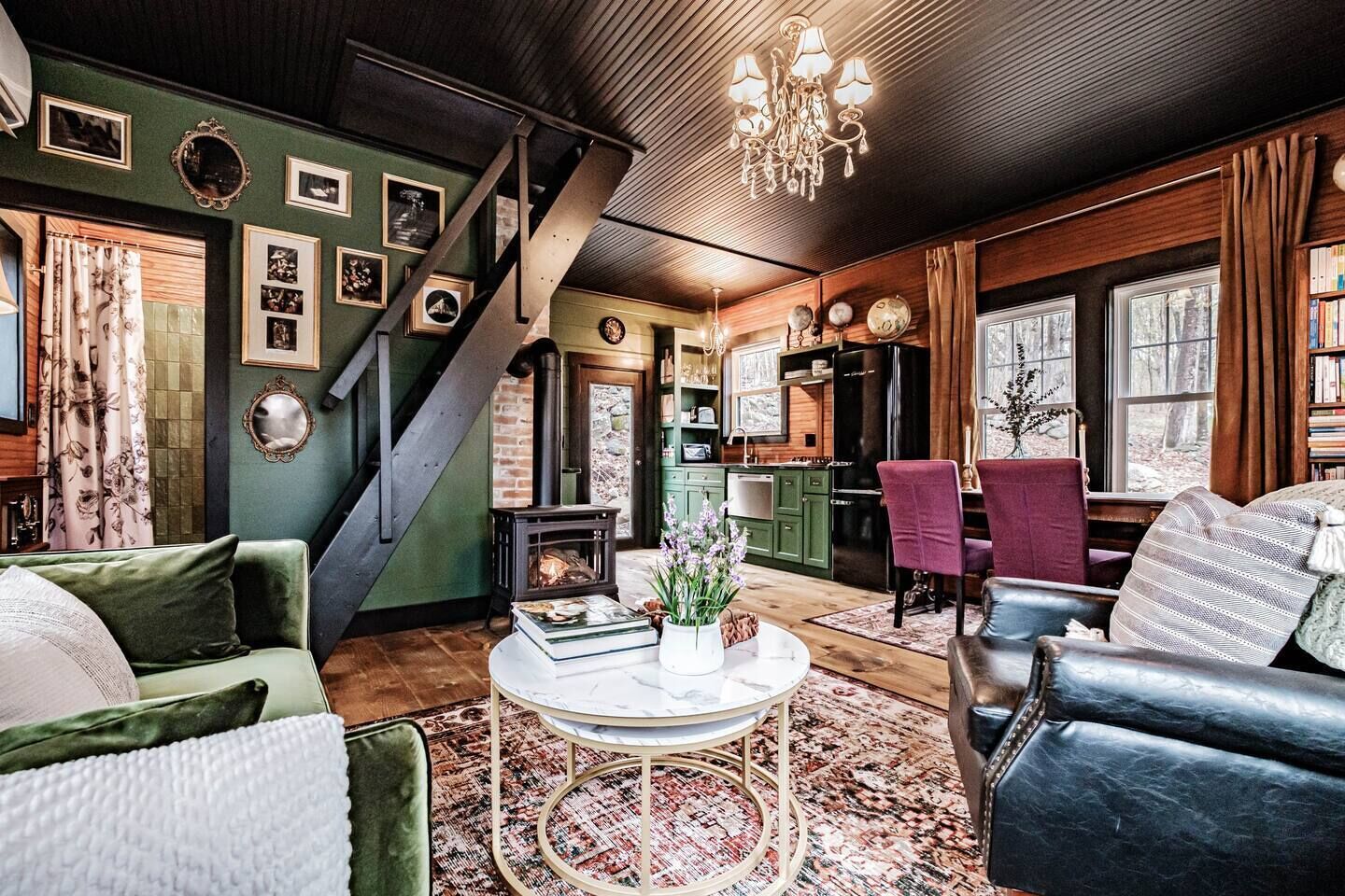 Tiny Home Library*Hot Tub*King Bed*Near Lakes