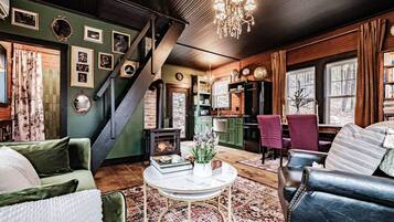 Smart TV, chimenea, libros