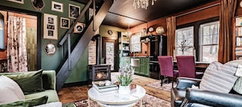Cozy Library Tiny Home *Private Hot Tub* King Bed *Minutes to Lakes & Hiking