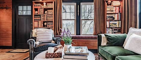 TV connectée, cheminée, livres