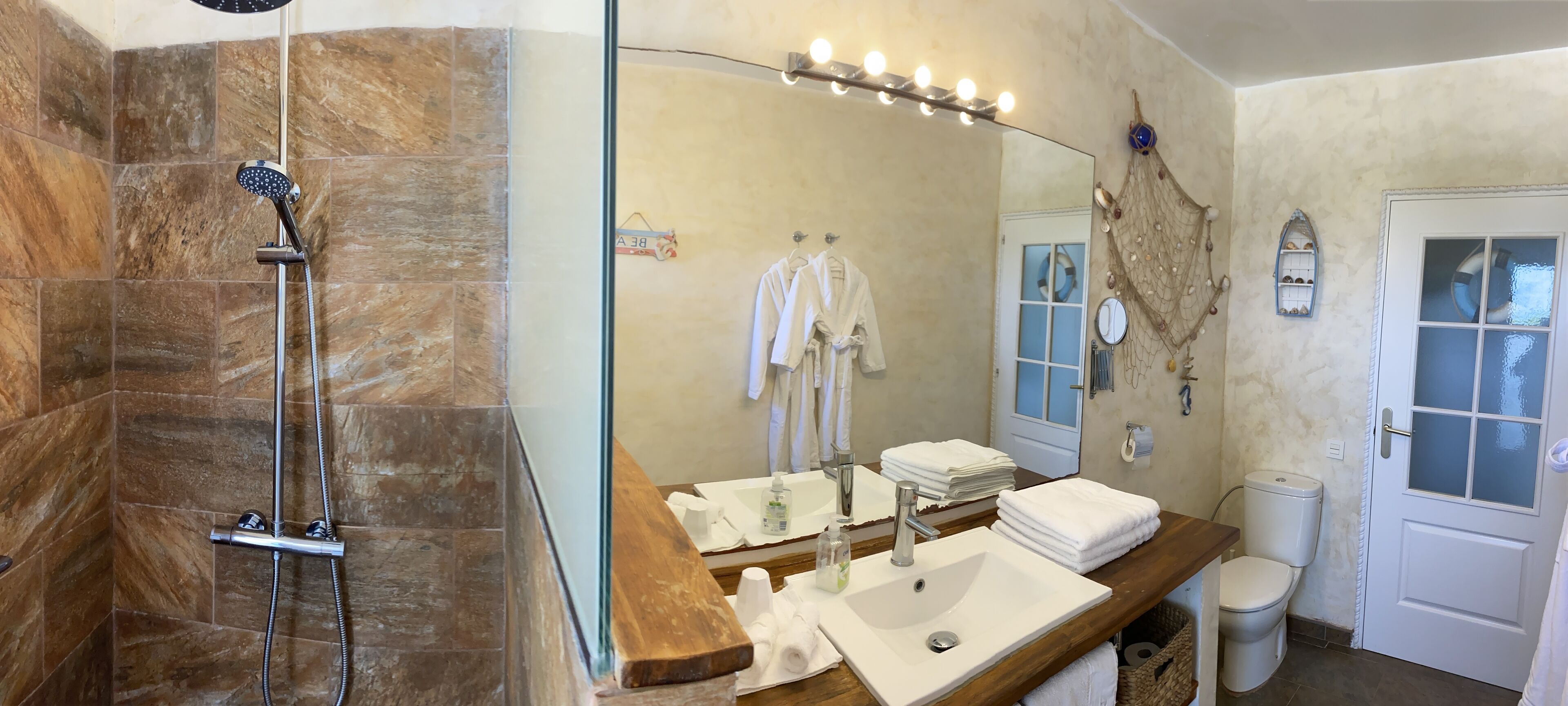 Haartrockner, Handtücher, Seife, Toilettenpapier