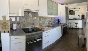 Réfrigérateur, four, plaque de cuisson, lave-vaisselle