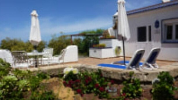 A hotel with a pool area, outdoor seating, and umbrellas. - Casa Saskia with view to Avocado plantation and Atlantic.
Heated Poolarea (La Matanza de Acentejo)