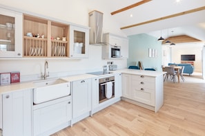 Fridge, microwave, oven, stovetop - Cotswolds Piggery – Romantic Hideaway for Two (Gloucester)