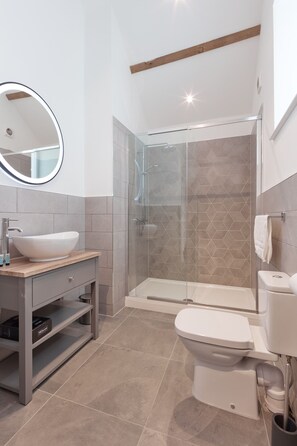 Shower, hair dryer, towels, soap - Cotswolds Piggery – Romantic Hideaway for Two (Gloucester)