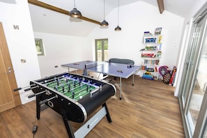 Games room - Cotswolds Piggery – Romantic Hideaway for Two (Gloucester)