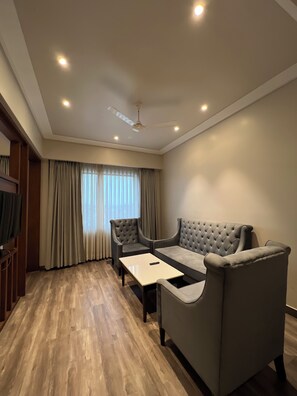 家庭套房 | 迷你吧、客房內保險箱、書桌、筆電工作空間