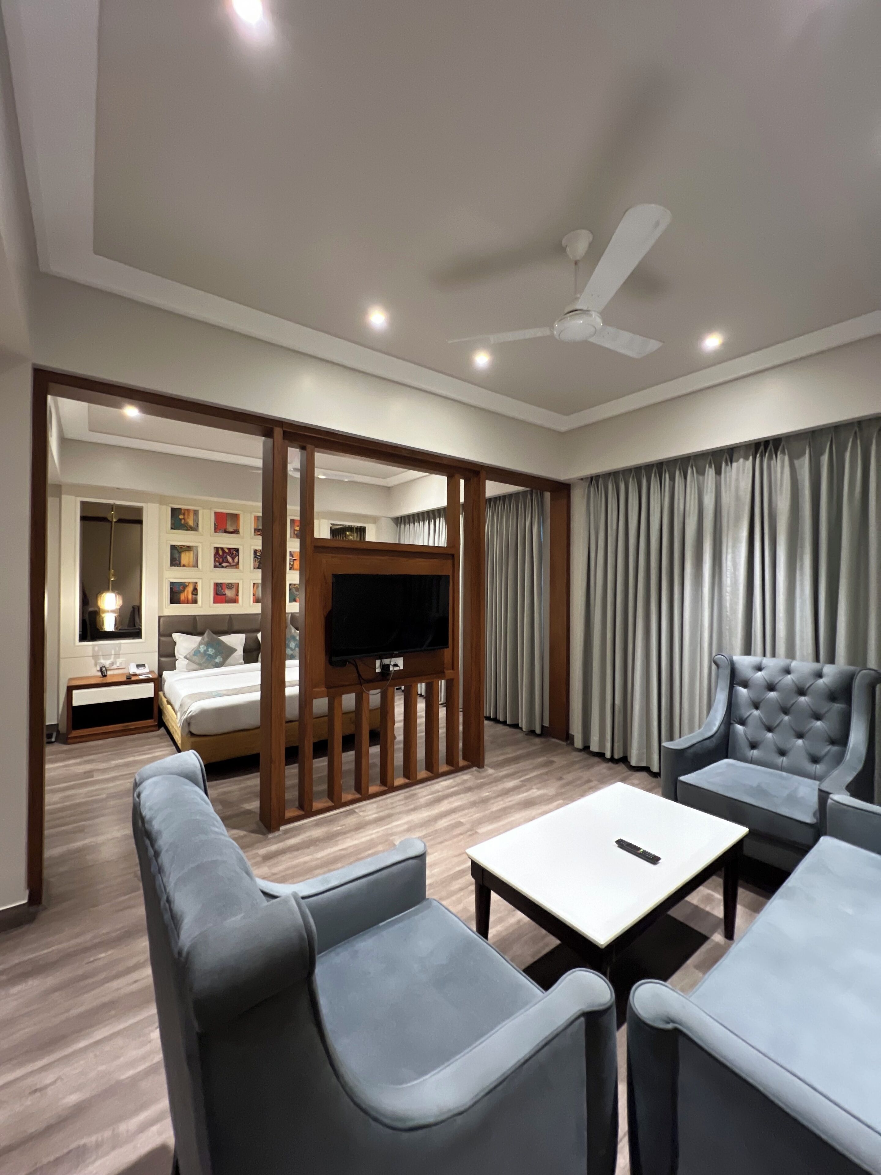 家庭套房 | 起居区 | 42-英寸LED 电视 （配备有线频道）、电视