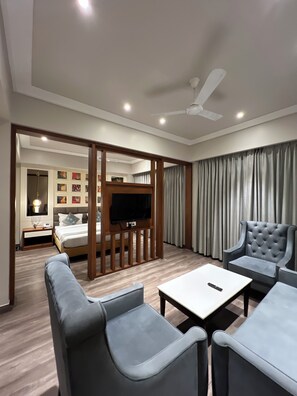 家庭套房 | 起居區 | 42-吋LED 液晶電視、有線頻道、電視