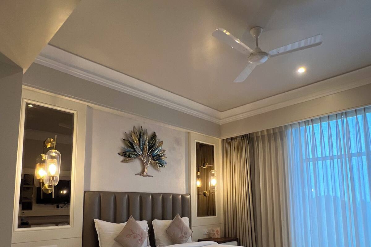 Phòng Premium | Minibar, két bảo mật tại phòng, bàn 