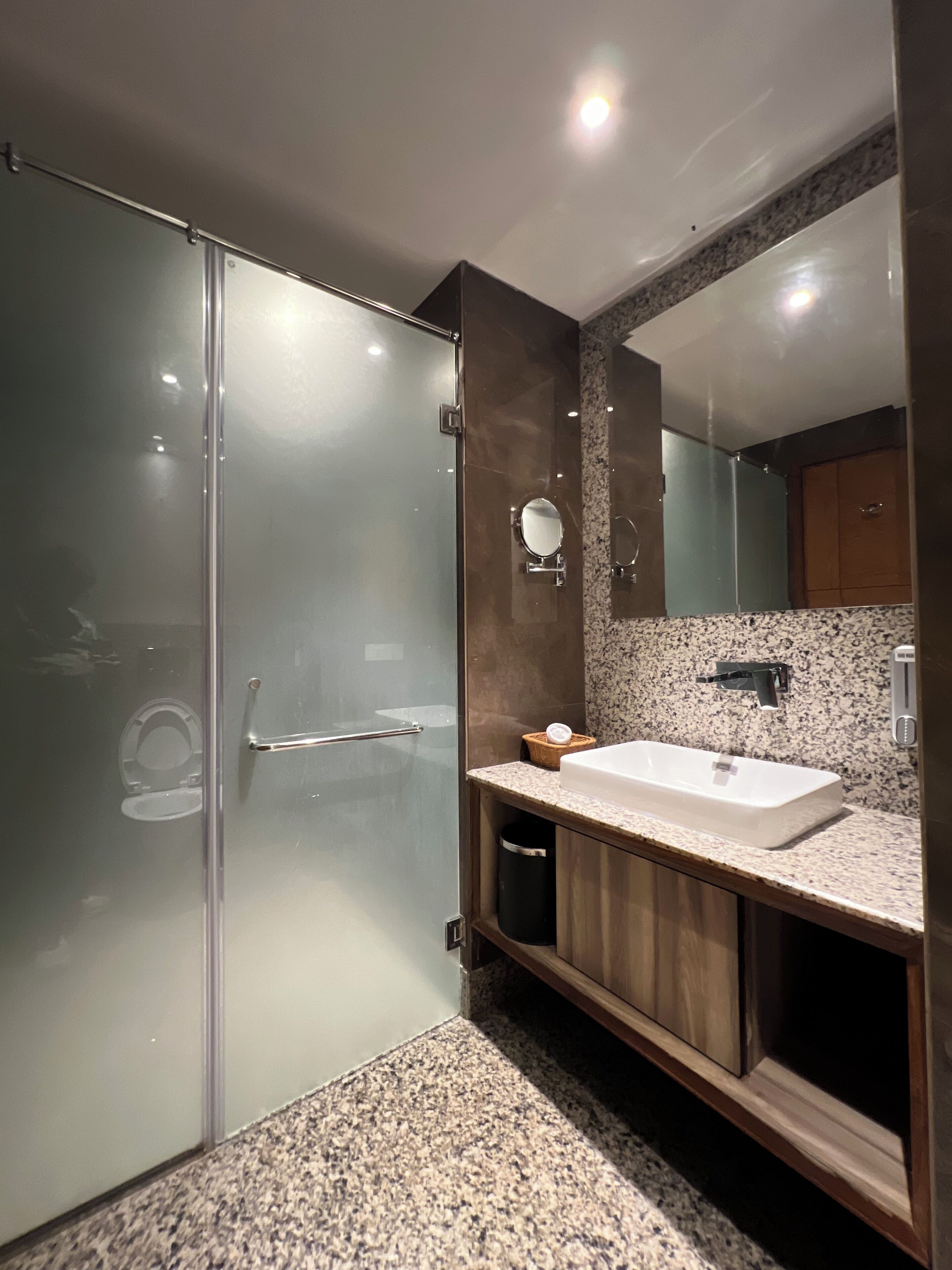 Quarto premium | Banheiro | Chuveiro, chuveiro com efeito de chuva, produtos de toalete grátis 