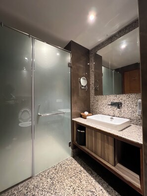 Quarto premium | Banheiro | Chuveiro, chuveiro com efeito de chuva, produtos de toalete grátis