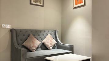 Premium Room | Minibar, in-room safe, desk, laptop workspace