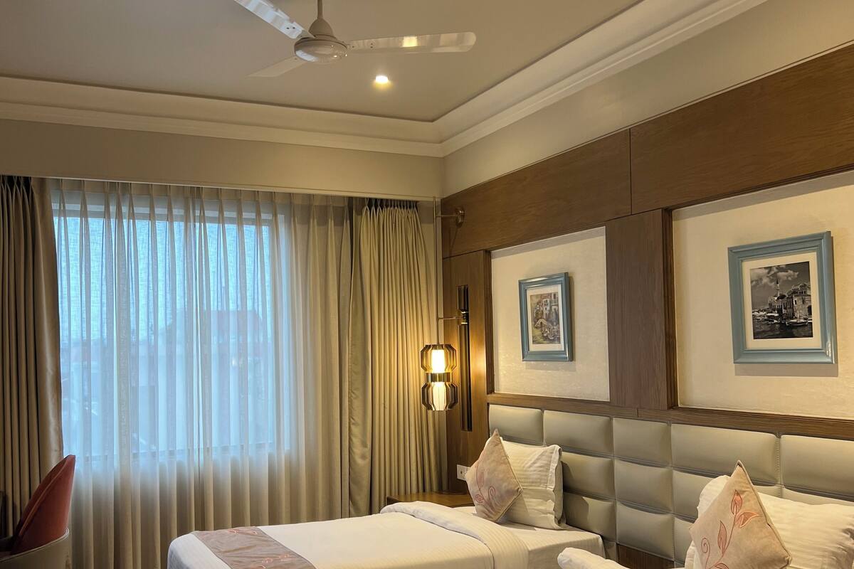 Phòng đôi hoặc 2 giường đơn Superior, 1 phòng ngủ, không hút thuốc, quang cảnh thành phố | Minibar, két bảo mật tại phòng, bàn 