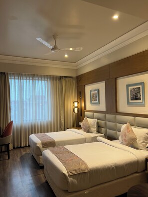 Minibar, caja de seguridad en la habitación y escritorio 