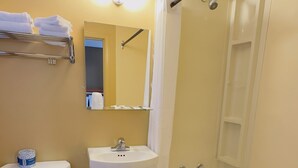 Ein Badezimmer mit Toilette, Waschbecken und Badewanne.