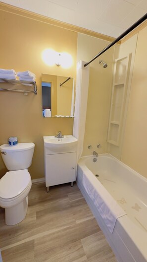 Chambre économique double, non-fumeur, four à micro-ondes | Salle de bain | Savon, shampooing, papier de toilette