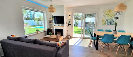 Télévision, cheminée, livres