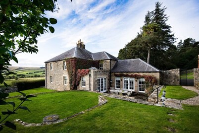 Broadgate House & Steading - sleeps 12 guests in 6 bedrooms
