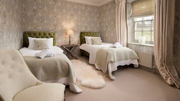 6 bedrooms, iron/ironing board, WiFi, bed sheets