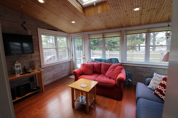 TV - Stunning Private Yard, Close to Town (2305) (dennis)