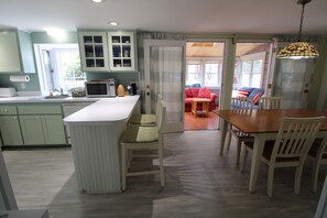 Fridge, microwave, oven, stovetop - Stunning Private Yard, Close to Town & Beaches (2305) (dennis)