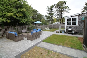 Terrace/patio - Stunning Private Yard, Close to Town (2305) (dennis)