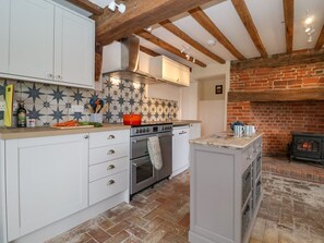 Refrigerador, lavavajillas, tetera eléctrica y tostadora