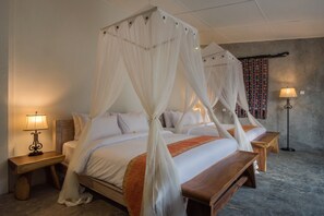 2 bedrooms, desk, WiFi, bed sheets